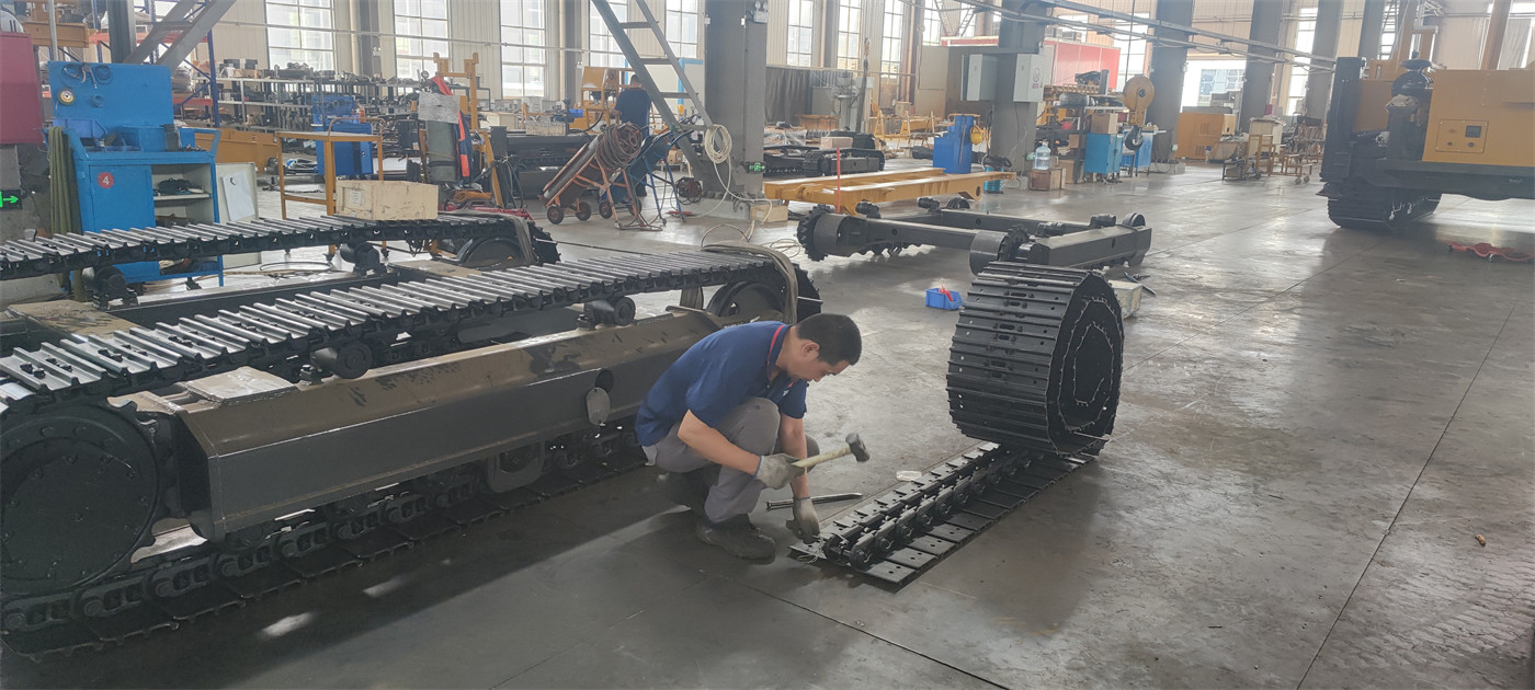 Lựa chọn khung gầm máy khoan giếng nước: kết cấu xích thép hay bánh lốp