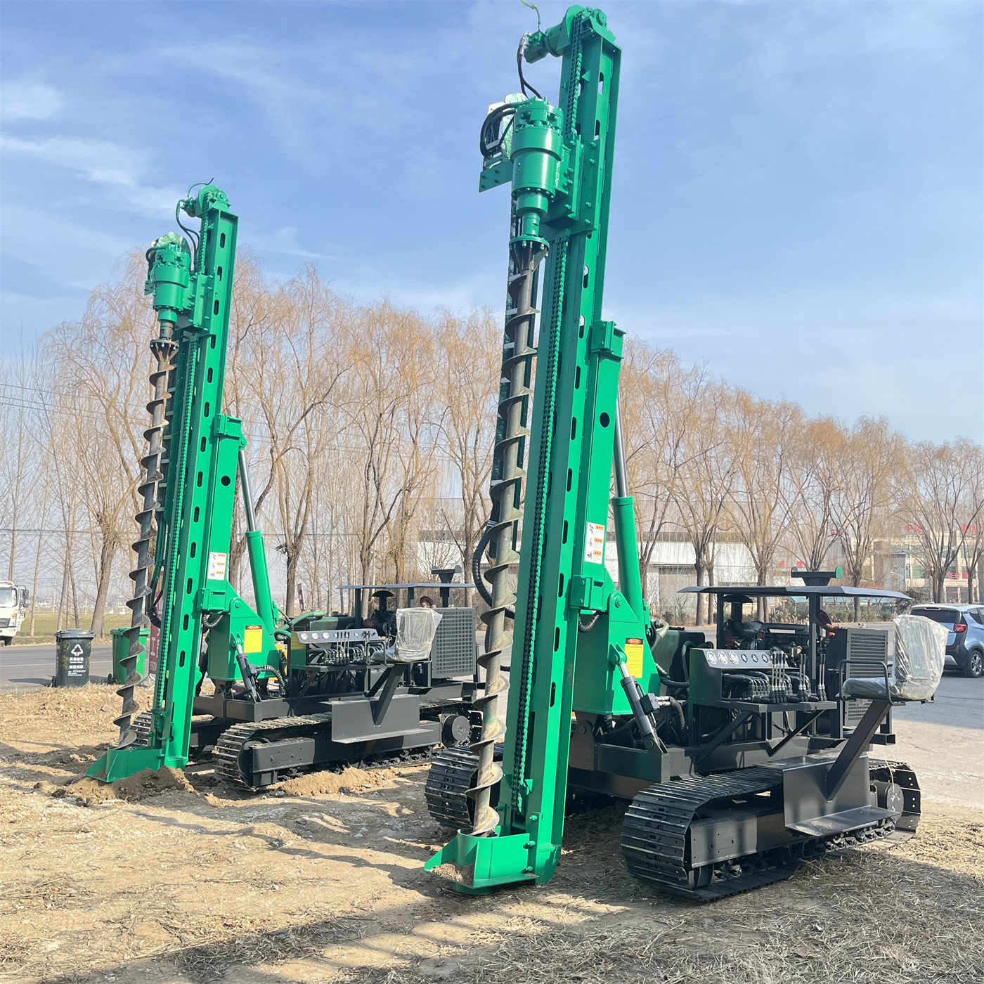 Sự khác biệt giữa chiều cao bánh xích có thể điều chỉnh và không thể điều chỉnh trong thi công trên địa hình dốc