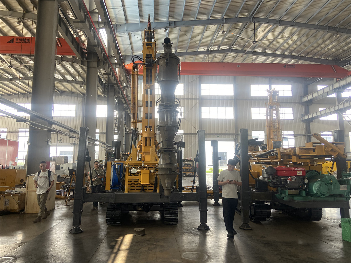 Trước khi mua máy đóng cọc quang điện thủy lực PV390R bốn xi-lanh xoay 360°, làm thế nào để đánh giá mức giảm dịch chuyển toàn máy nhờ xoay 360° và bù co giãn dựa trên mật độ bố trí cọc?