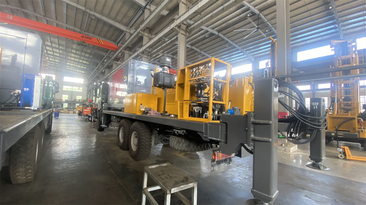 Máy khoan cấp 300 m có thể khoan sâu bao nhiêu trong tầng đá?