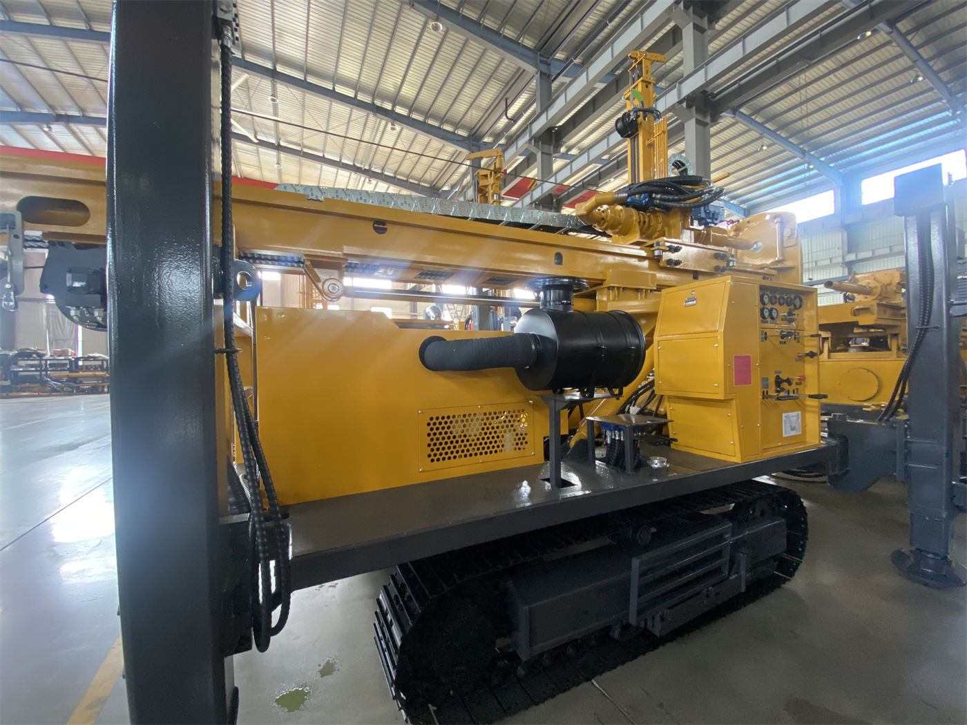 Mua WR220SE giàn khoan giếng nước bánh xích mini 220m: Thân máy khoảng 4,7T và khoan nước/khí, cần xác nhận những điều kiện di chuyển nào trước khi thi công ở mặt bằng chật hẹp?