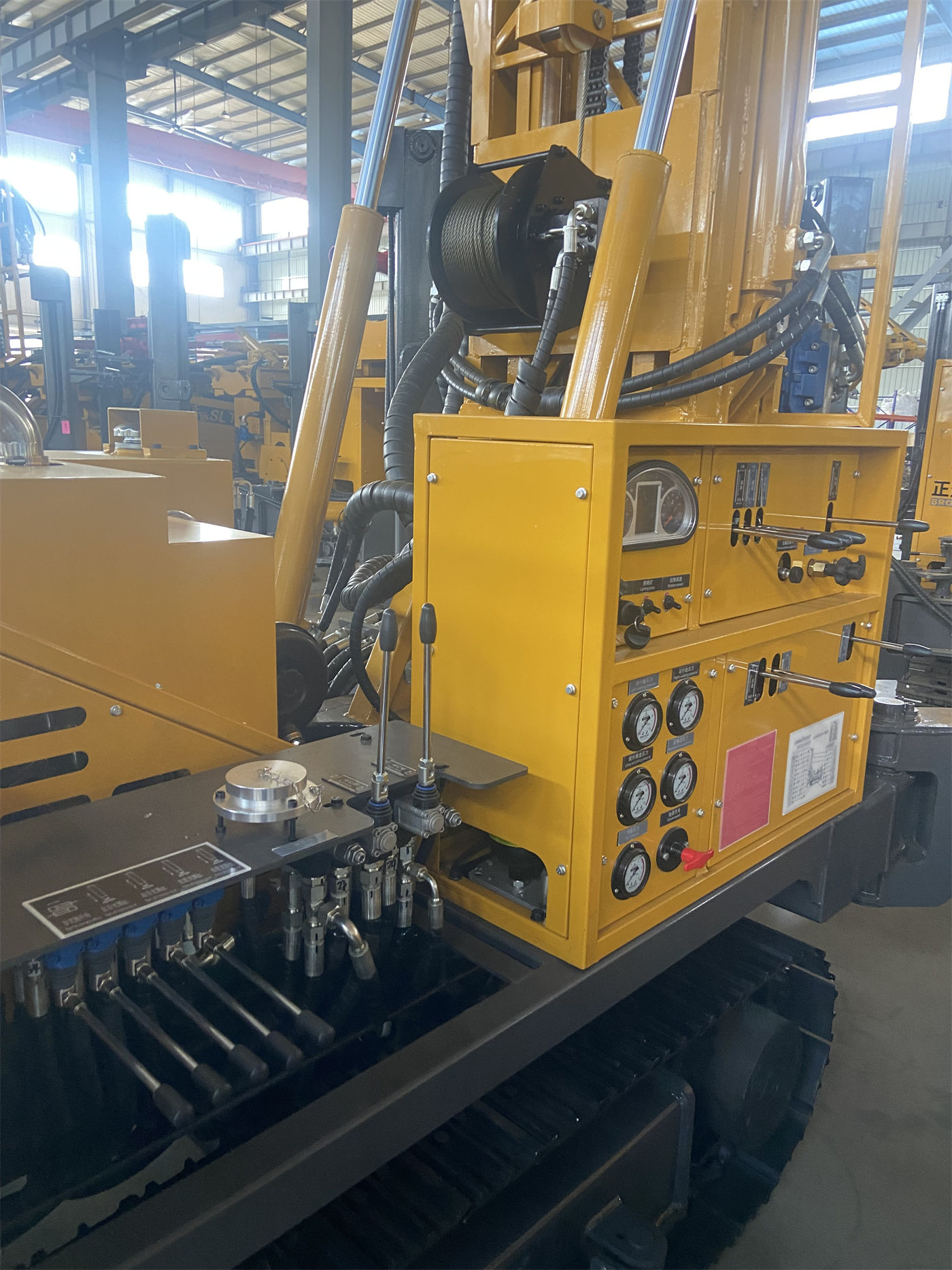 Mua máy khoan giếng nước bánh xích WR400QS 400m: Làm thế nào để kiểm tra lực nâng 22T và mô-men xoắn hai chế độ 8000/4000 N·m theo đường kính lỗ khoan và tầng đá?