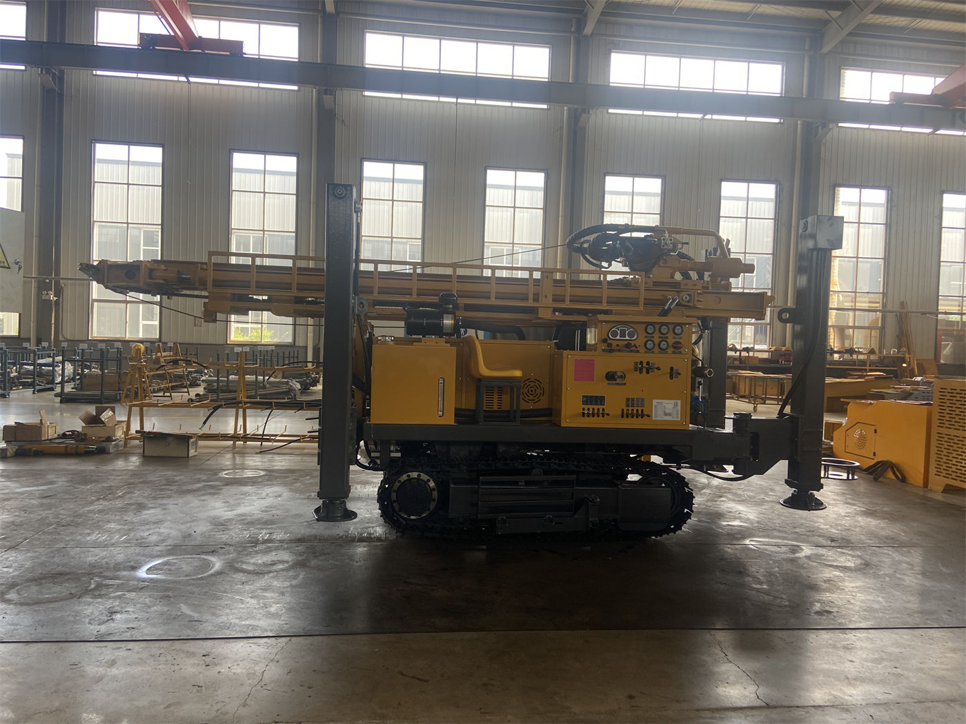 Mua máy khoan giếng nước bánh xích WR400QS 400m: Làm thế nào để kiểm tra lực nâng 22T và mô-men xoắn hai chế độ 8000/4000 N·m theo đường kính lỗ khoan và tầng đá?