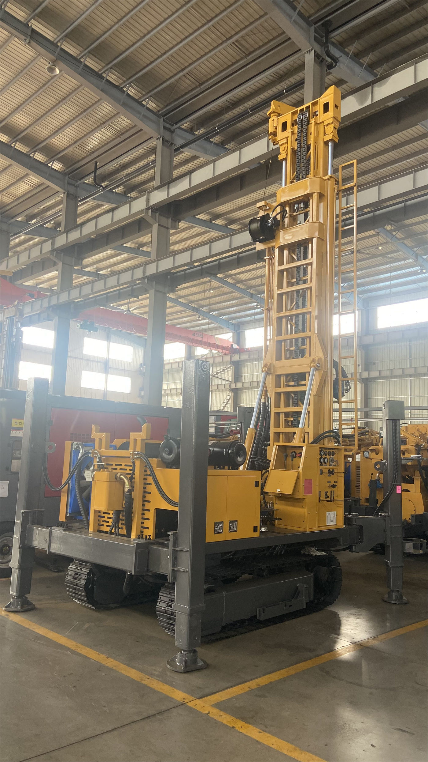 Khi mua giàn khoan giếng nước cấp 600 m, làm thế nào để đánh giá lực nâng và mô-men xoay có đủ dùng dựa trên đường kính giếng, độ sâu giếng và tổ hợp địa tầng?