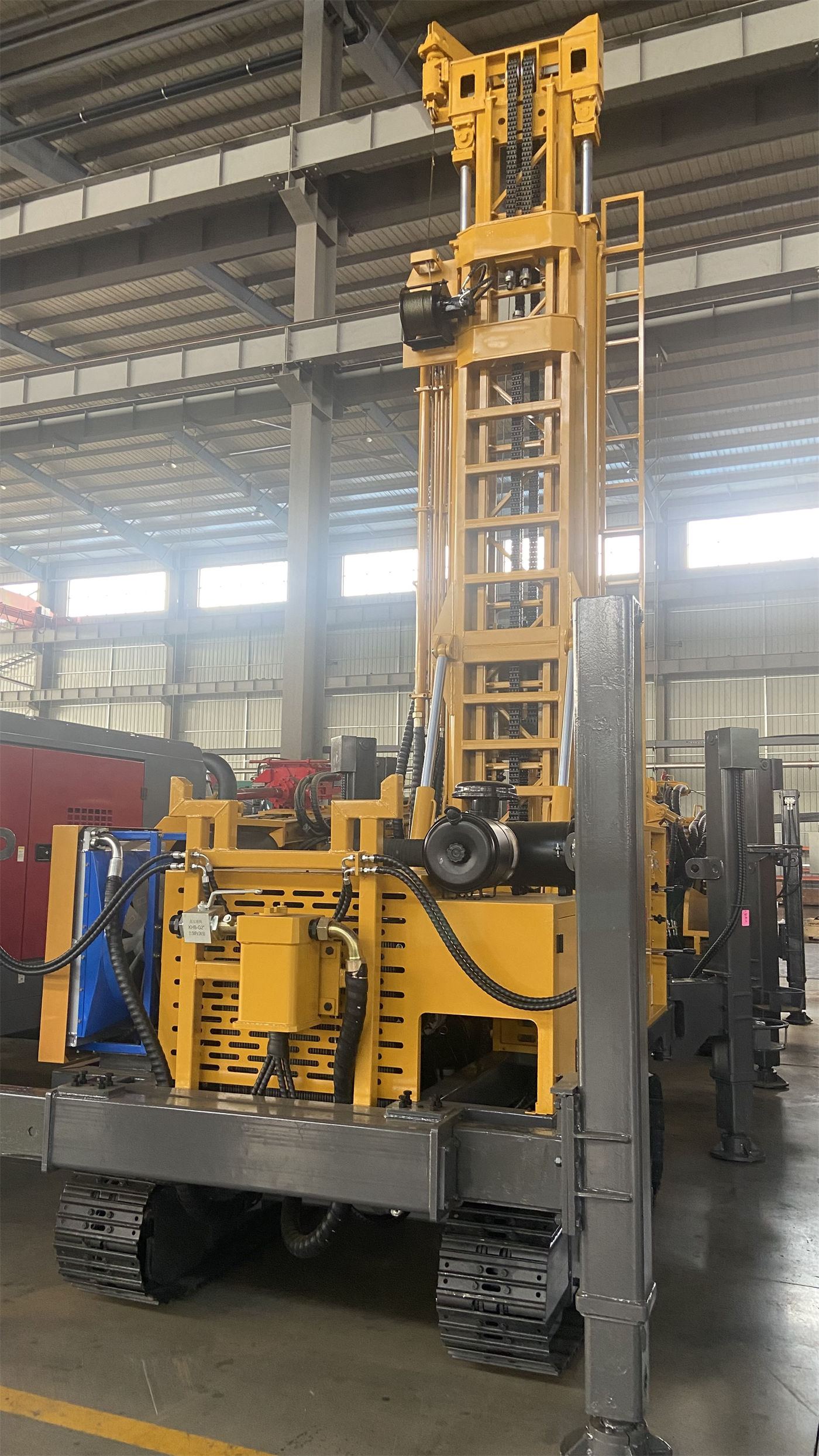 Khi mua giàn khoan giếng nước cấp 600 m, làm thế nào để đánh giá lực nâng và mô-men xoay có đủ dùng dựa trên đường kính giếng, độ sâu giếng và tổ hợp địa tầng?