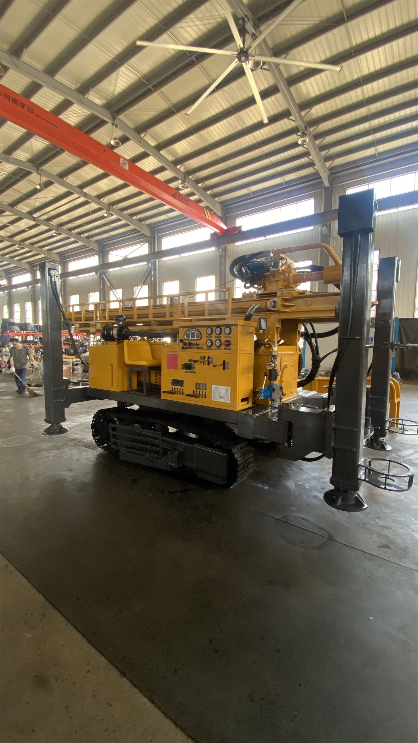 Trong hợp đồng mua sắm máy khoan giếng nước, cần làm rõ những mục nào dễ bị bỏ sót về phạm vi giao hàng, phụ tùng kèm theo và dịch vụ đào tạo?