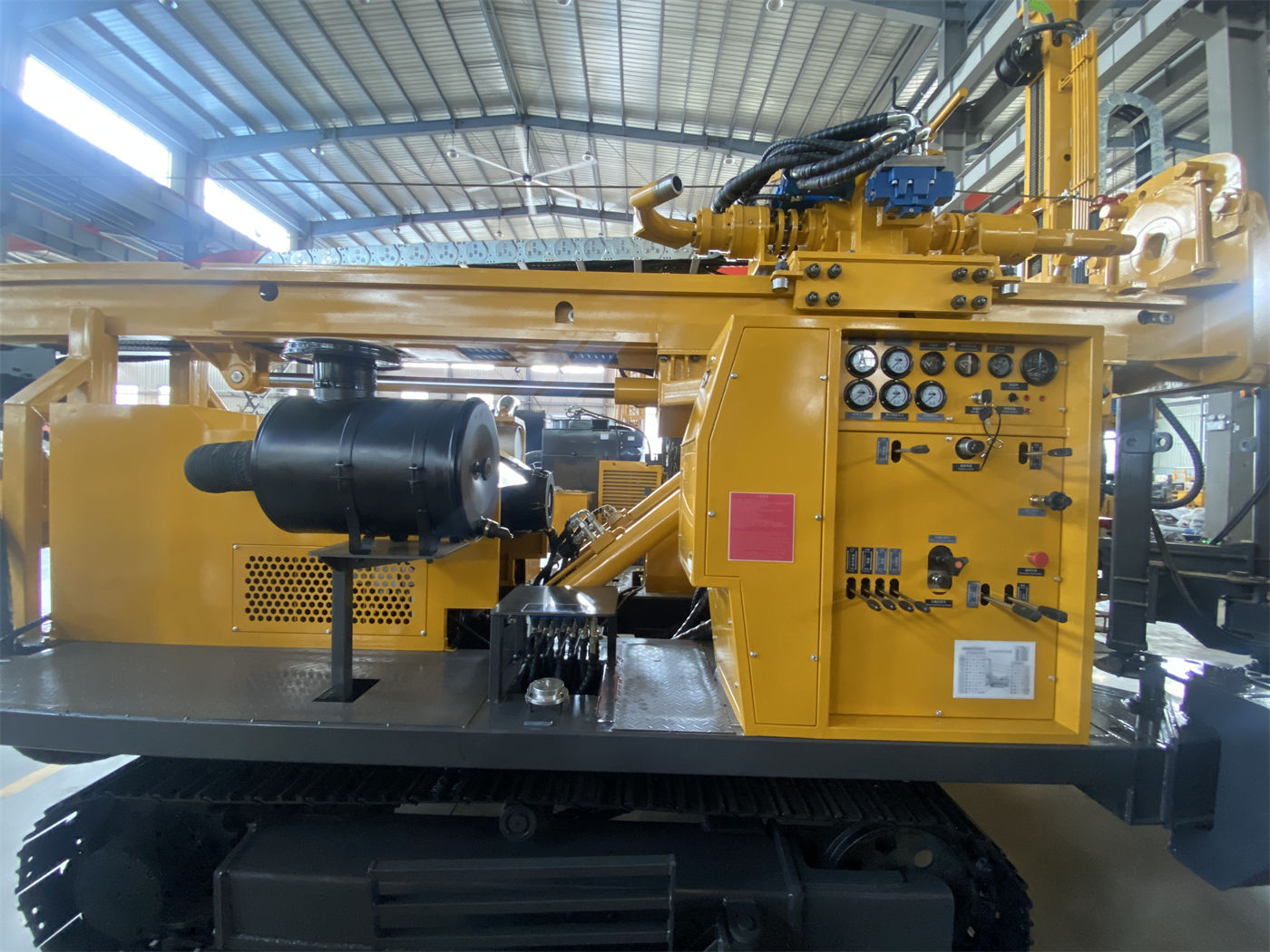 Các hạn chế thực tế khi chuyển công trường giữa giàn khoan nước kiểu kéo và kiểu gắn xe là gì?