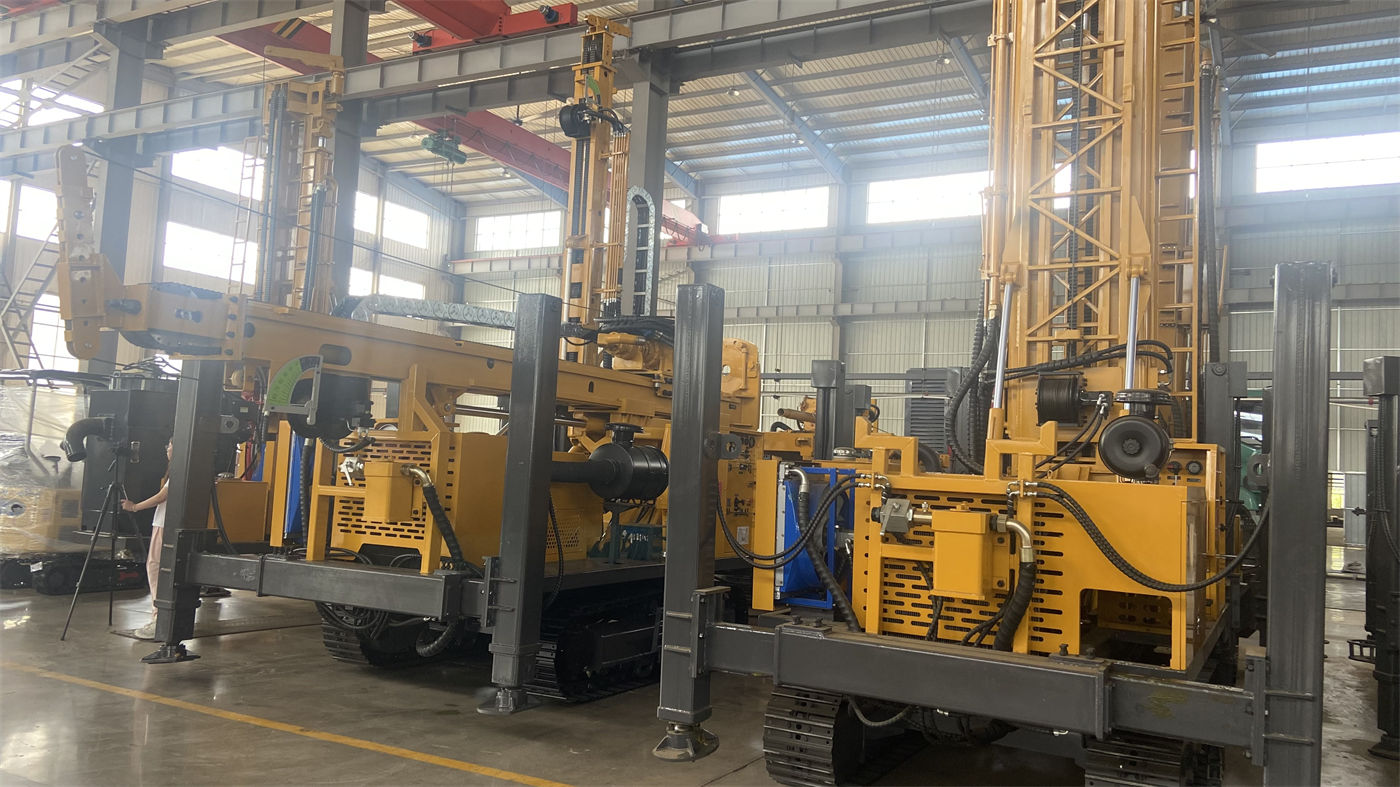 Các hạn chế thực tế khi chuyển công trường giữa giàn khoan nước kiểu kéo và kiểu gắn xe là gì?