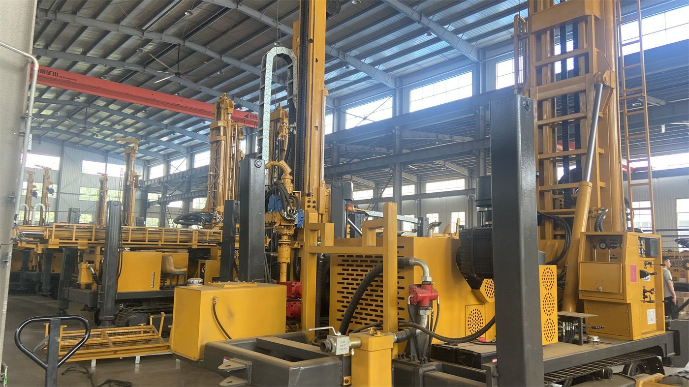 Cấu trúc máy khoan giếng: bàn xoay, tháp thẳng trên xe tải và tuần hoàn ngược bánh xích – mỗi loại phù hợp với tình huống thi công nào khi mua sắm?