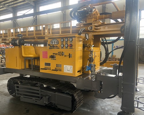 Máy khoan bàn xoay 1000m có nhất thiết phải trang bị tháp khoan ống lồng không?